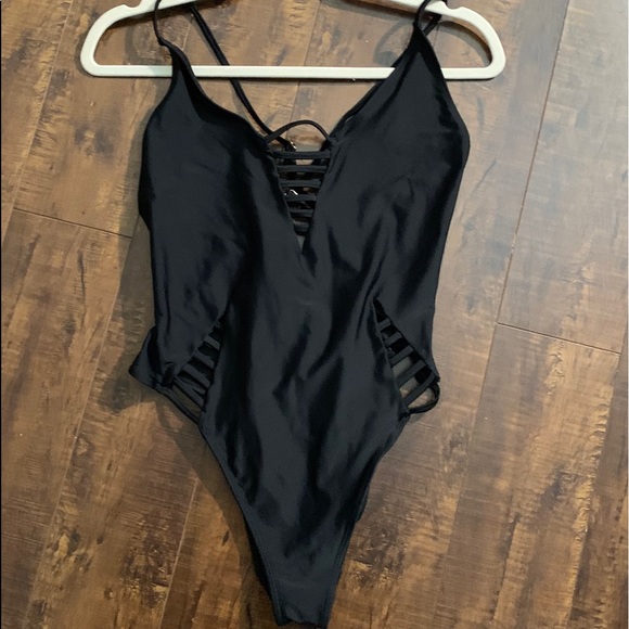 Forever 21 Other - 💕XVI Cutout swimwear